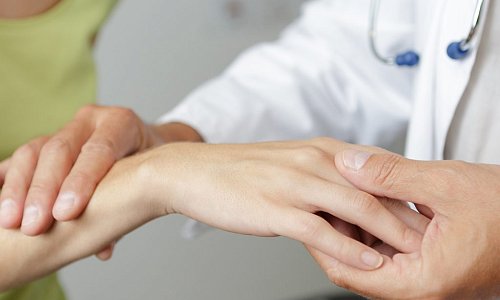 Боль в кистях рук - нужно ли обращаться к врачу?